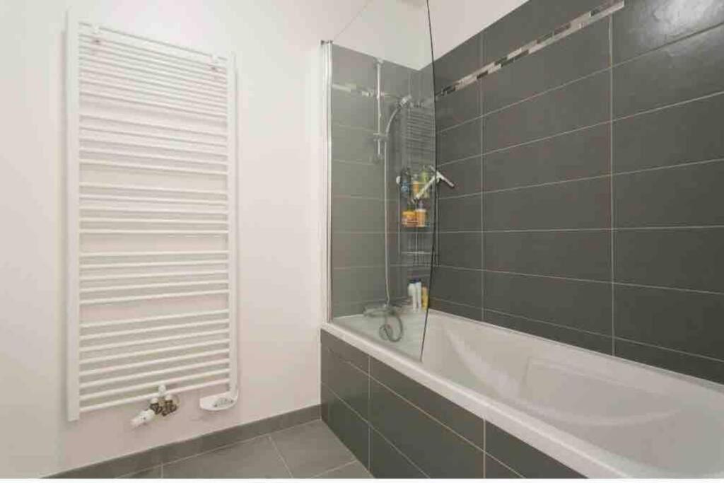 Apartment Cozy & Quiet Getaway Just 300m From Paris With Free Private Parking *